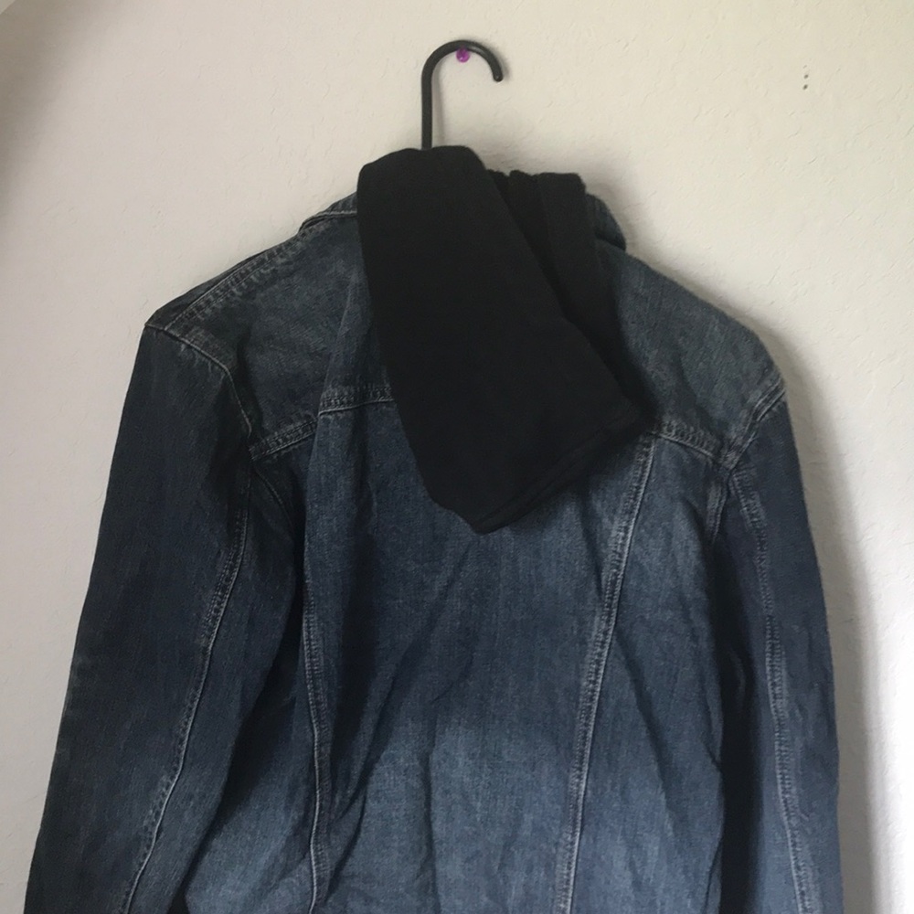 Guess - Picture 5 of 8